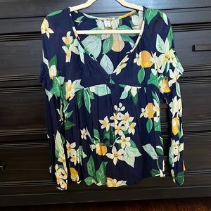 Old Navy women’s blouse.  Flowers & lemons. Size XS